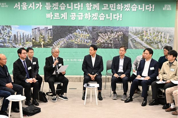 오세훈 서울시장이 16일(목) 서울시청에서 열린 '주택공급 활성화를 위한 민‧관정책협의회'에서 서울시정비사업연합회(회장: 김준용)와 주택공급 정책과 관련해 의견을 나누고 있다.