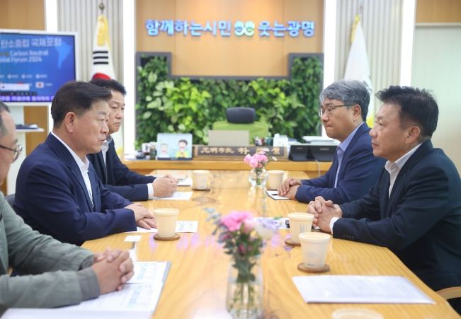 박승원 광명시장(사진 왼쪽)이 16일 오후 시장 집무실에서 송치영 포스코이앤씨 사장(사진 오른쪽)을 만나 시민 안전을 최우선으로 투명하고 책임 있는 공사를 요청하고 있다.