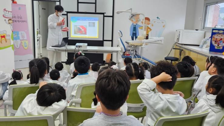 치과 공중보건의사가 구강관리교육을 진행하고 있다.