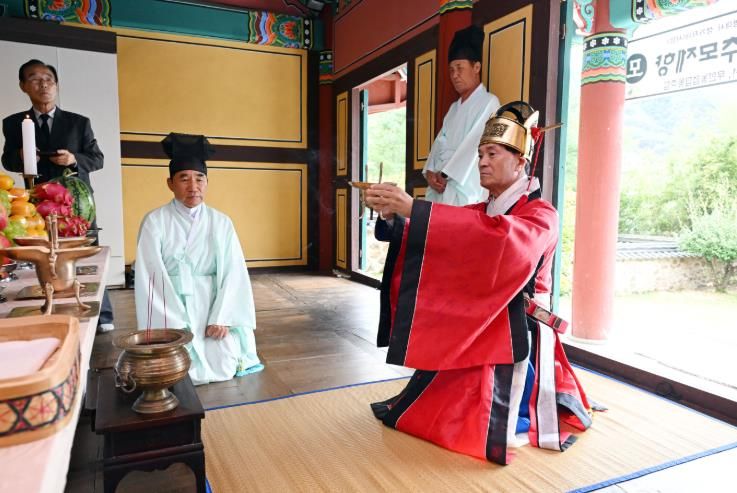 안병구 시장이 17일 무안면 사명대사생가지에서 열린 사명대사 추모제향에서 초헌관으로 참여해 예를 올리고 있다.