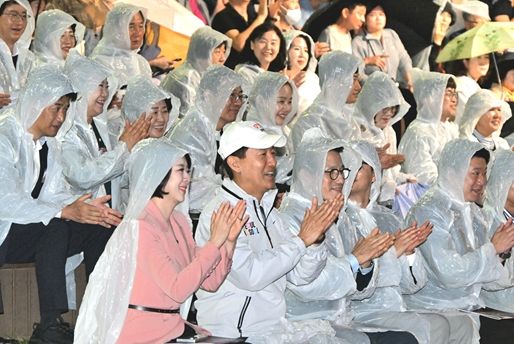 오세훈 서울시장이 17일(금), ‘2025 서울발레페스티벌 서울국제발레위크’ 개막식에서 공연을 관람하고 있다.