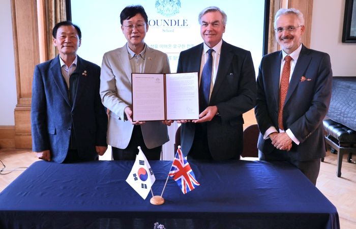 이민근 안산시장(왼쪽 두번째)이 팀 콜리지 온들스쿨 이사회 의장(오른쪽 두번째)과 도미닉 올리버 온들스쿨 교장(오른쪽 첫번째)으로부터 투자의향서를 전달받고 있다.