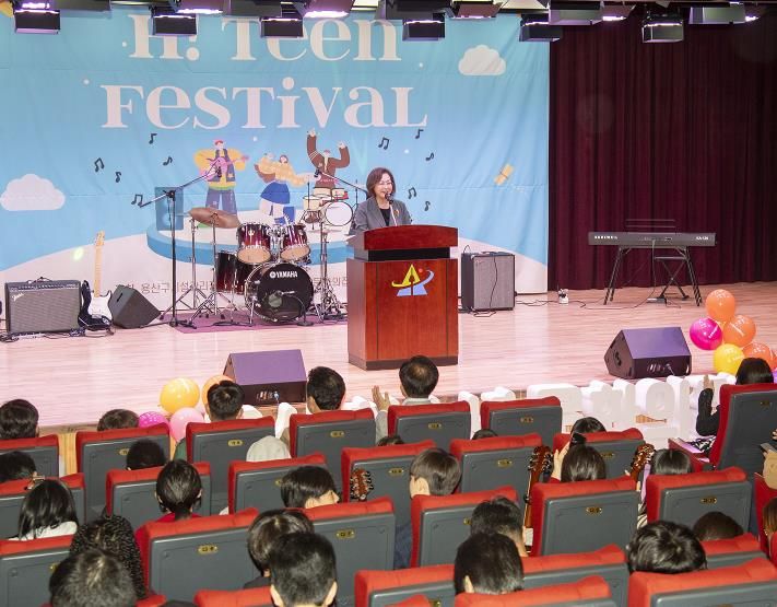 지난 18일, 용산꿈나무종합타운에서 개최된 ‘청소년 동아리축제 H! Teen Festival’에 참석한 박희영 용산구청장이 인사말을 하고 있다