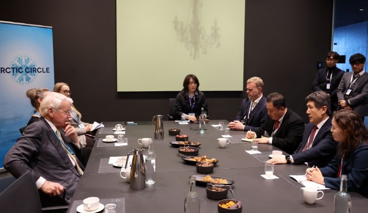 올라뷔르 라그나르 그림손(Ólafur Ragnar Grímsson) 북극서클총회 의장을 만나 포항의 북극 협력 전략과 국제 네트워크 확대 방안을 논의하고 있다