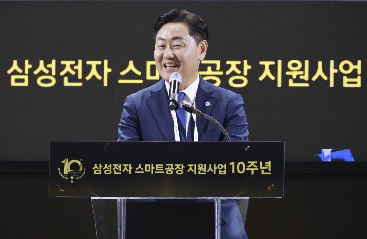 21일 서울 코엑스에서 '2025 스마트비즈엑스포' 행사 일환으로 열린 삼성전자 스마트공장 지원사업 10주년 기념식에 김관영 도지사