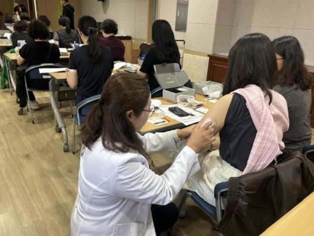 연속혈당측정기 부착 사진