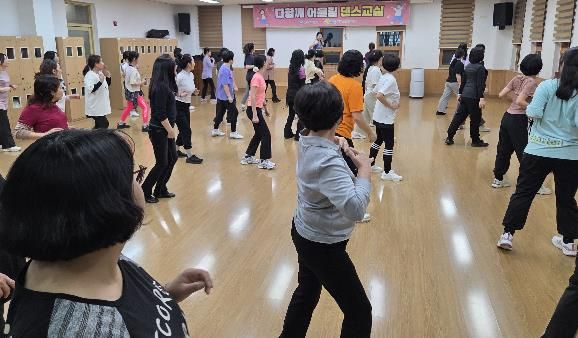 빛가람건강생활지원센터에서 회원들이 줌바댄스 프로그램에 참여하고 있다.