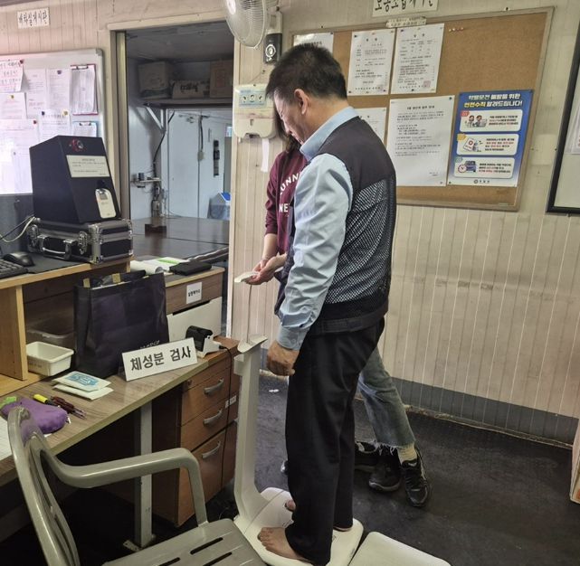 ‘직장IN 건강ON’ 프로그램 참여 시민이 체성분 검사를 하고 있다.